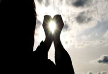 千万别有事!爱德华兹和杜兰特争抢中被肘到面部 艰难起身被搀扶回更衣室!.